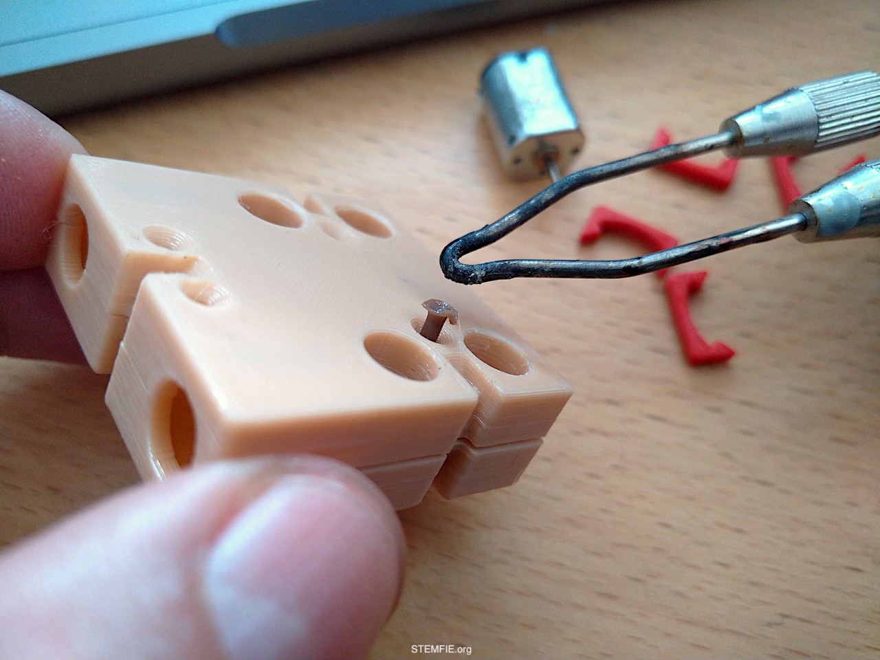 STEMFIE.org Clamp for motor enclosure and 1.75 mm filament riveting v007